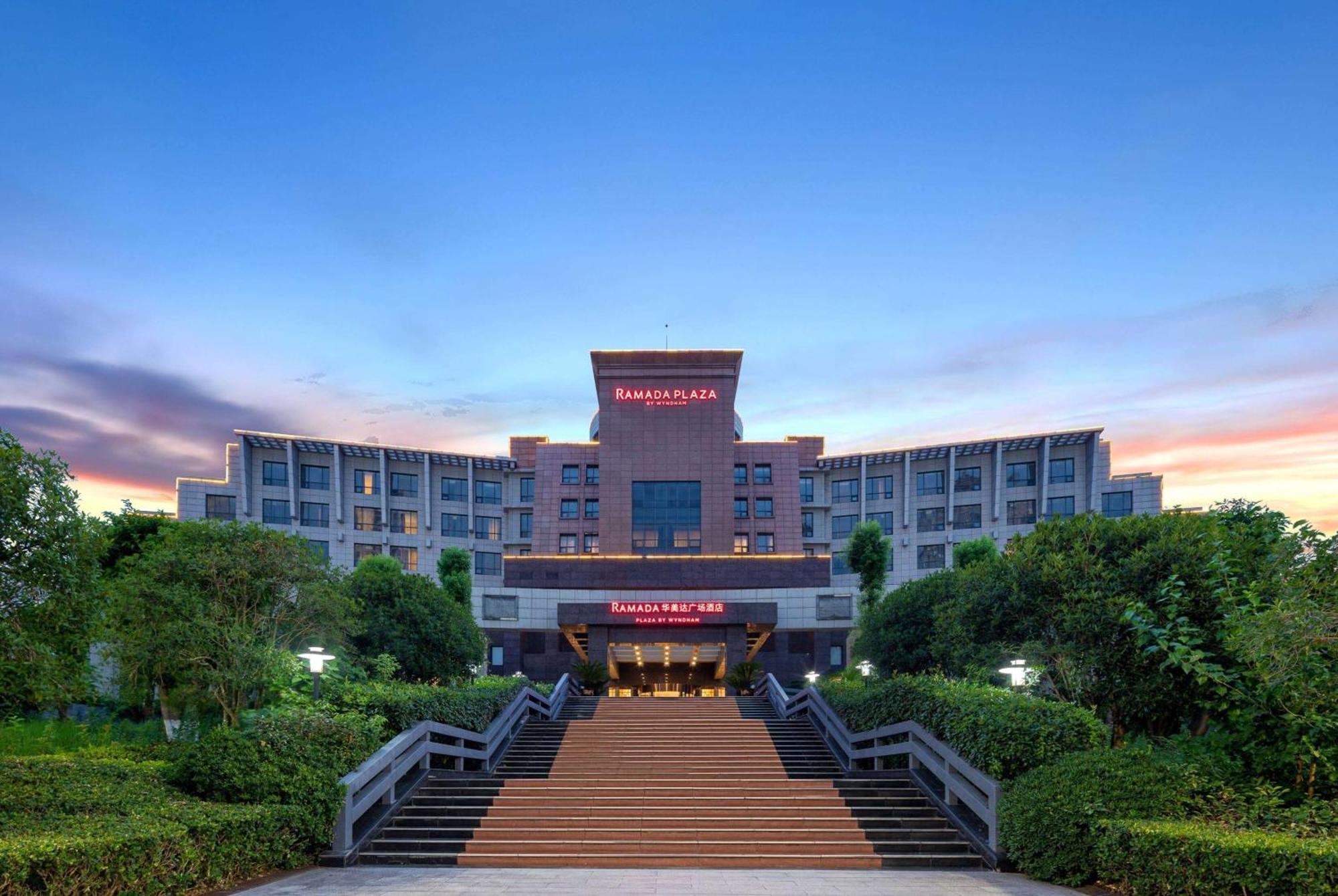 Ramada Plaza By Wyndham Chongqing West Hotel Buitenkant foto